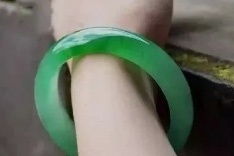 滿綠翡翠手镯，幾秒出一個！這(zhè)種(zhǒng)批量造假坑了不少人！